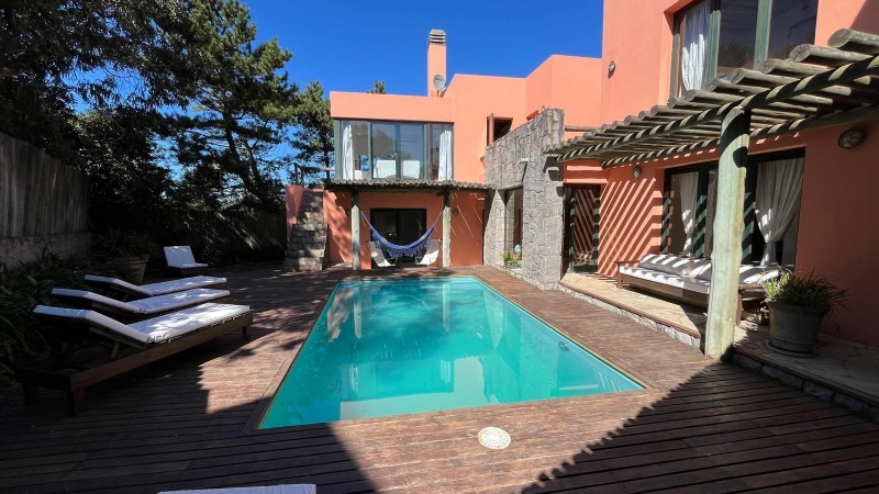 Increible casa en venta y alquiler en El Chorro a pasos del mar